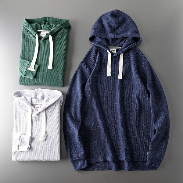 Egyszínű hétköznapi pulóver kapucnival és nyakkendővel