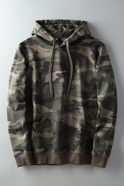 Napi terepszínű pulóver kapucnival és nyakkendővel