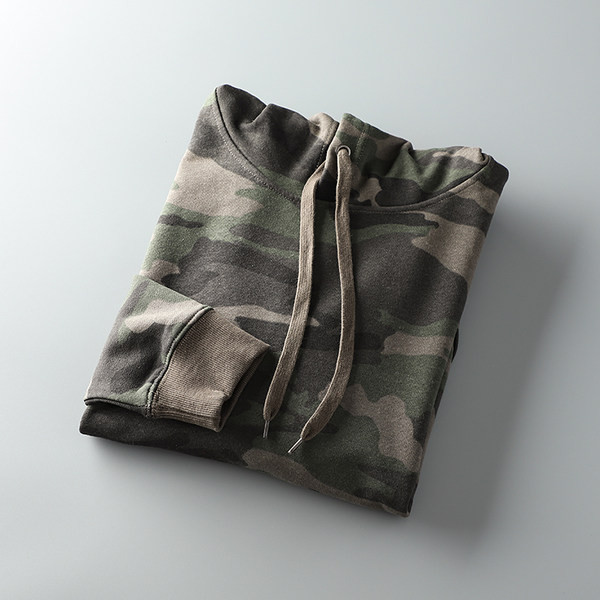 Napi terepszínű pulóver kapucnival és nyakkendővel