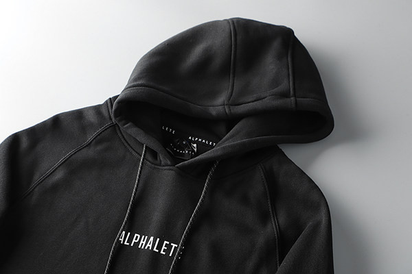 Férfi pulóver kapucnival és nyakkendővel fekete színben