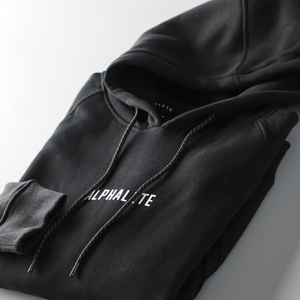 Férfi pulóver kapucnival és nyakkendővel fekete színben