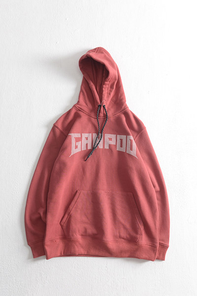 Férfi sportpulóver felirattal és zsebbel