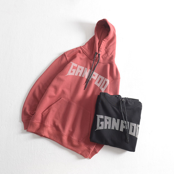 Férfi sportpulóver felirattal és zsebbel