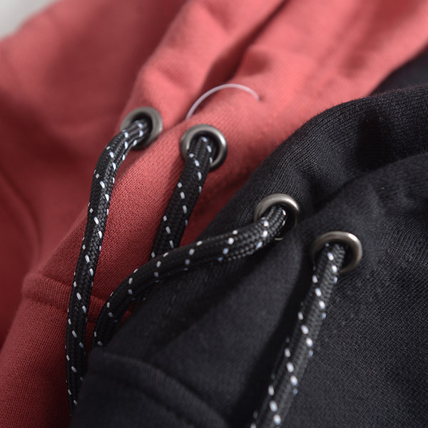 Férfi sportpulóver felirattal és zsebbel