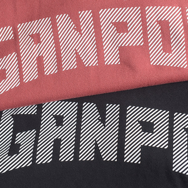 Férfi sportpulóver felirattal és zsebbel