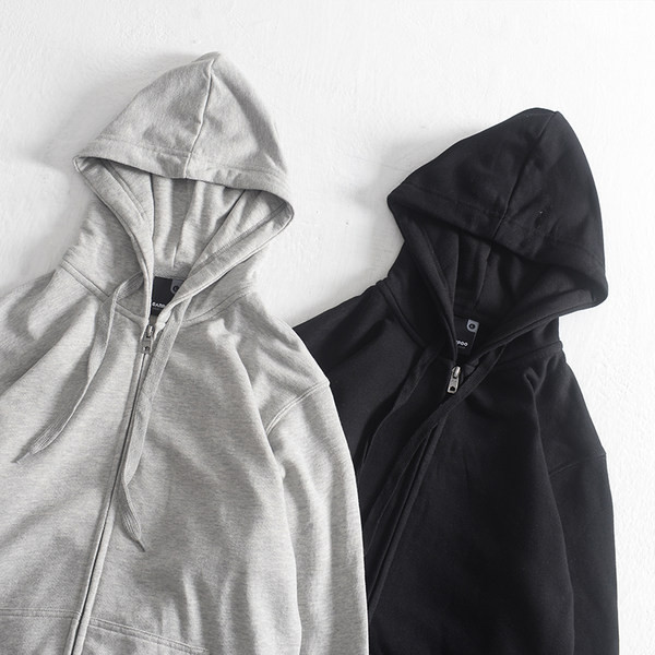 Egyszínű férfi pulóver kapucnival - fekete és szürke