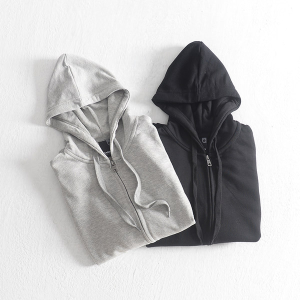 Egyszínű férfi pulóver kapucnival - fekete és szürke