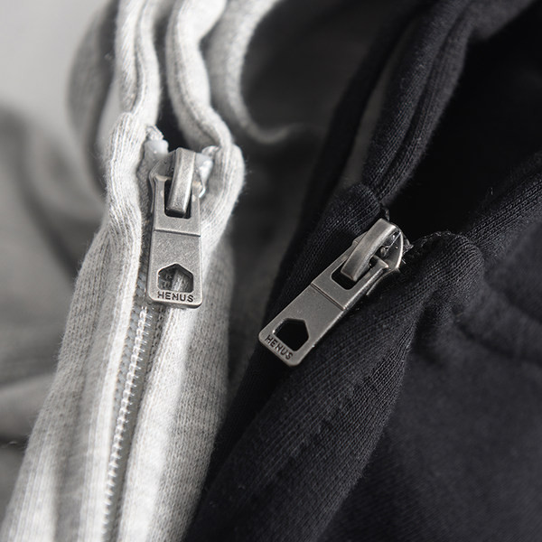 Egyszínű férfi pulóver kapucnival - fekete és szürke