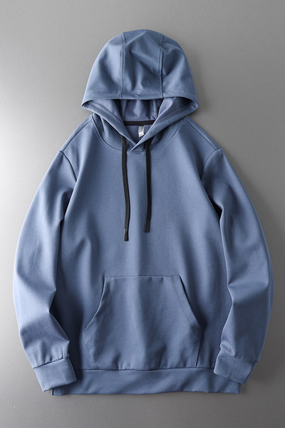 Férfi pulóver elülső zsebbel és nyakkendővel