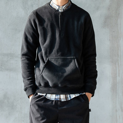 Μοντέρνο ανδρικό φούτερ με φερμουάρ και οβάλ λαιμόκοψη