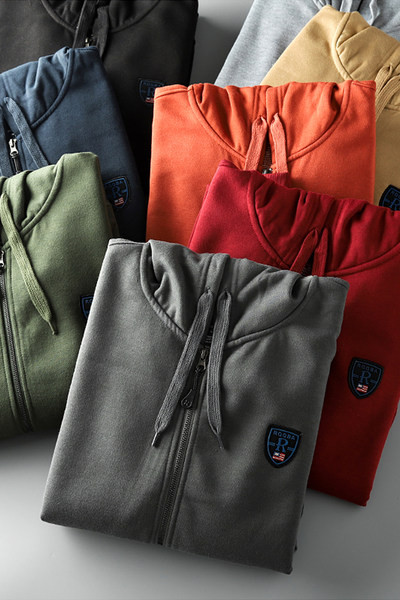 Καθημερινό ανδρικό φούτερ με έμβλημα και κουκούλα