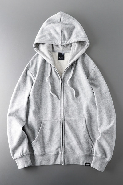 Egyszínű férfi pulóver kapucnival és nyakkendővel