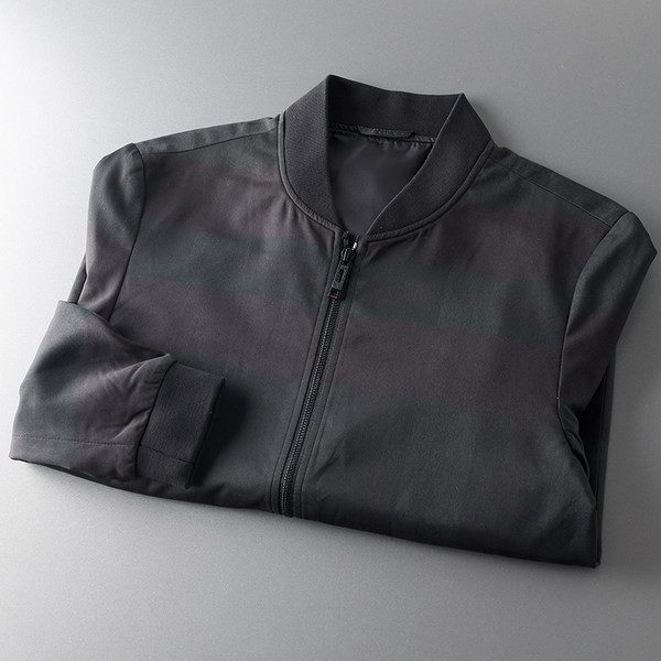 Αθλητικό ανδρικό μπουφάν με οβάλ λαιμόκοψη σε μαύρο χρώμα