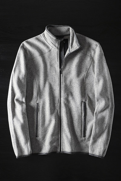 Szürke férfi pulóver cipzárral és magas gallérral