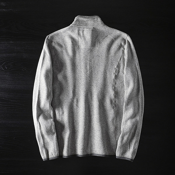 Szürke férfi pulóver cipzárral és magas gallérral