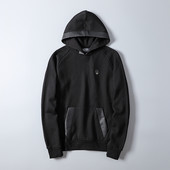 Zsebekkel ellátott fekete férfi pulóver