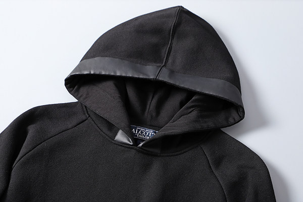 Zsebekkel ellátott fekete férfi pulóver