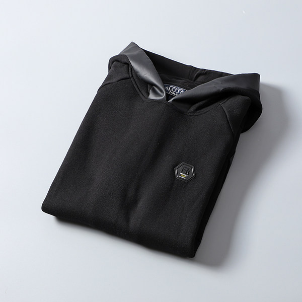 Zsebekkel ellátott fekete férfi pulóver