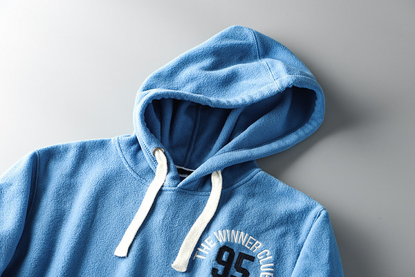 Ανδρικό αθλητικό φούτερ με κουκούλα και τσέπη