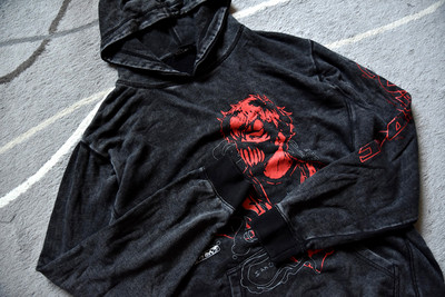 Ανδρικό φούτερ με στάμπα και κουκούλα σε μαύρο χρώμα