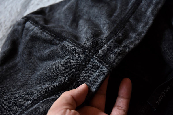 Ανδρικό φούτερ με στάμπα και κουκούλα σε μαύρο χρώμα