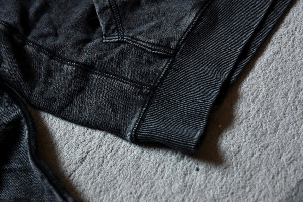 Ανδρικό φούτερ με στάμπα και κουκούλα σε μαύρο χρώμα