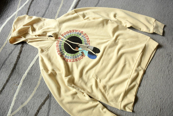 Ανδρικό φούτερ σε μπεζ χρώμα με απλικέ