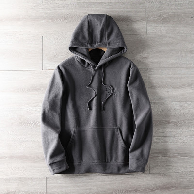 Egyszínű hétköznapi pulóver felirattal és kapucnival