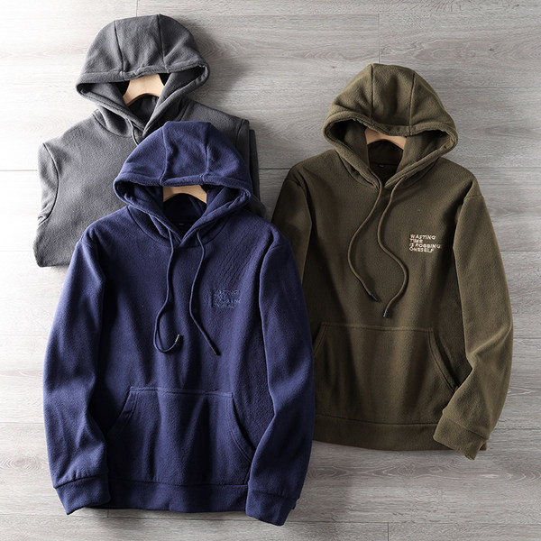 Egyszínű hétköznapi pulóver felirattal és kapucnival