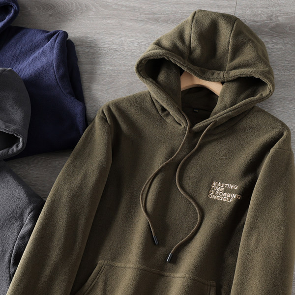 Egyszínű hétköznapi pulóver felirattal és kapucnival