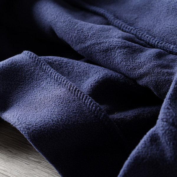 Egyszínű hétköznapi pulóver felirattal és kapucnival