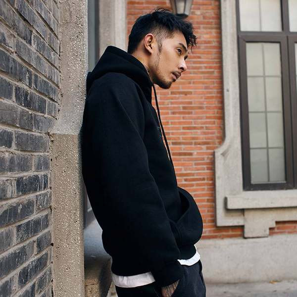 Ανδρικό φούτερ με κουκούλα και κεντητή επιγραφή