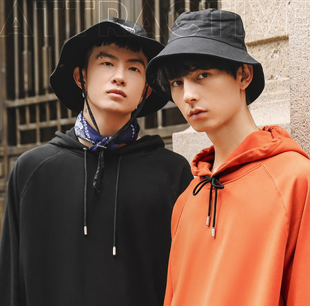 Férfi pulóver rátéttel és felirattal