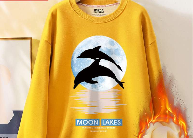 Ανδρικό μοντέρνο φούτερ με στάμπα και οβάλ λαιμόκοψη