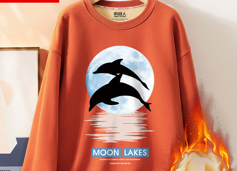 Ανδρικό μοντέρνο φούτερ με στάμπα και οβάλ λαιμόκοψη