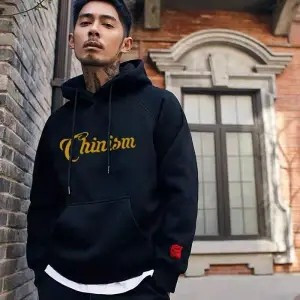 Hanorac casual pentru bărbați cu emblemă pe mânecă și glugă