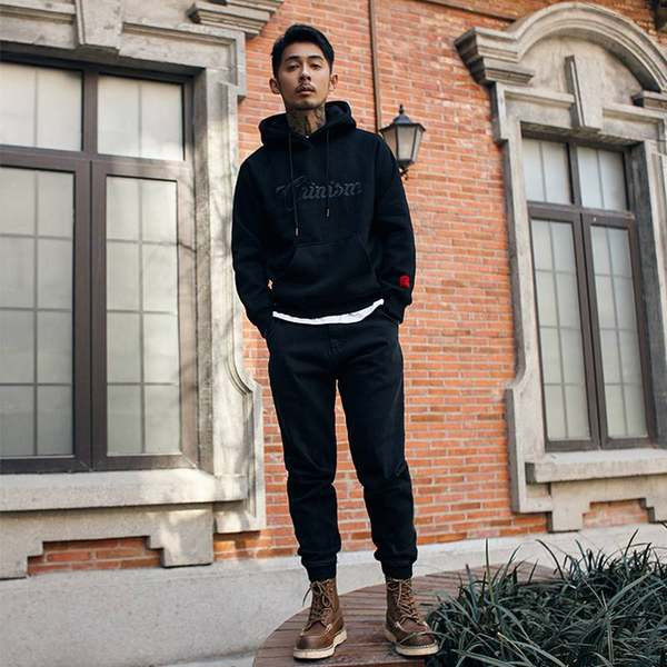 Hanorac casual pentru bărbați cu emblemă pe mânecă și glugă