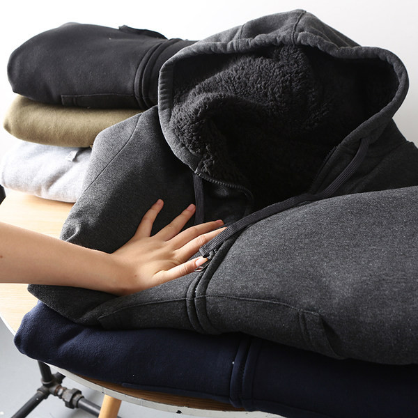 Ανδρικό φούτερ με ζεστή φόδρα και κορδόνια