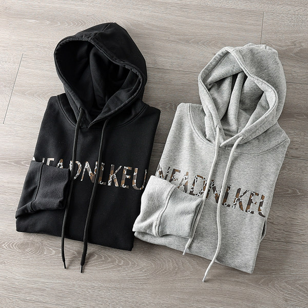 Hanorac pentru bărbați cu glugă și inscripția model nou