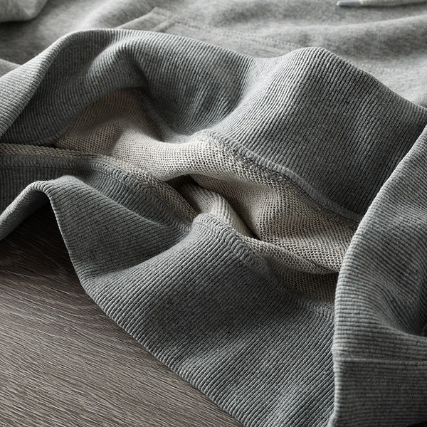 Hanorac pentru bărbați cu glugă și inscripția model nou