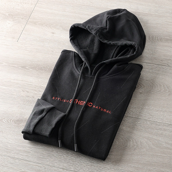 Férfi pulóver kapucnival és fekete felirattal