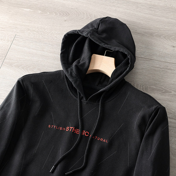 Férfi pulóver kapucnival és fekete felirattal