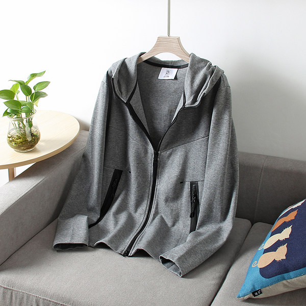 Ανδρικό μοντέρνο φούτερ με κούμπωμα και τσέπες