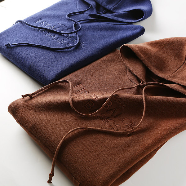 Alkalmi férfi pulóver kapucnival és hímzett felirattal