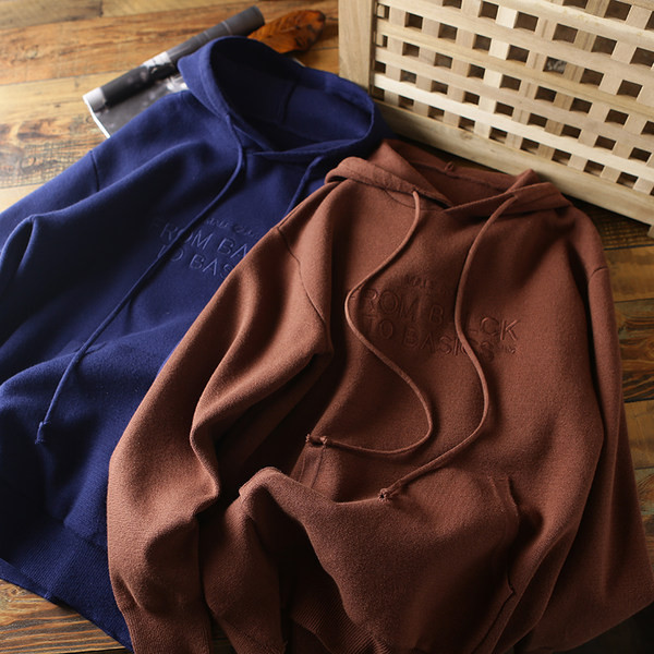 Alkalmi férfi pulóver kapucnival és hímzett felirattal