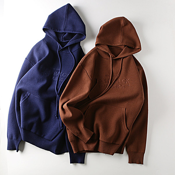 Alkalmi férfi pulóver kapucnival és hímzett felirattal