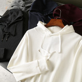 Modern férfi pulóver kapucnival és nyakkendővel