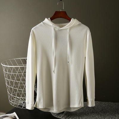 Modern férfi pulóver kapucnival és nyakkendővel