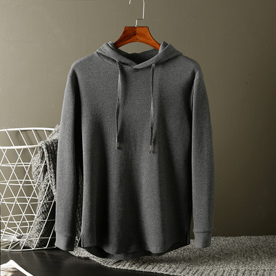 Modern férfi pulóver kapucnival és nyakkendővel