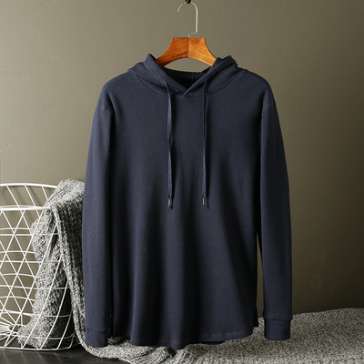 Modern férfi pulóver kapucnival és nyakkendővel